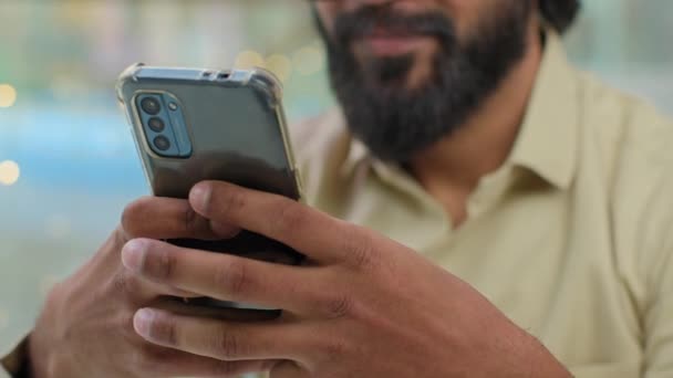 Feche Mãos Masculinas Digitando Tela Sensível Toque Smartphone Vista Cortada — Vídeo de Stock