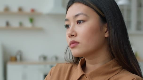 Close View Ensom Asiatisk Kvinde Tankevækkende Eftertænksom Koreansk Pige Kigger – Stock-video