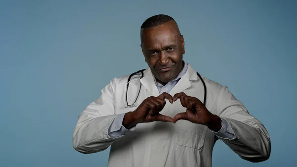 Mature Smiling African American Man Doctor Cardiologist White Coat Stand — Stockfoto
