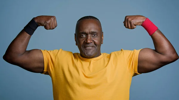 Portrait Mature Sports African Man Posing Studio Gray Background Strong — Stockfoto