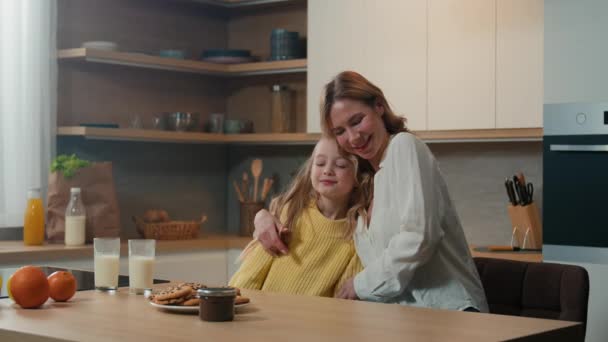Kavkazská Rodina Kuchyni Roztomilé Adoptované Holčička Dítě Sedící Matkou Žena — Stock video