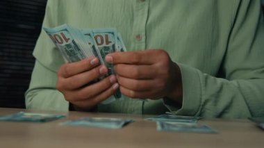 Yakından erkek eller yığınla dolar sayıyor tanınamaz Afro-Amerikan iş adamı muhasebeci maaş hesaplama bütçe sayımı nakit para değişimi iş yerinde para değişimi