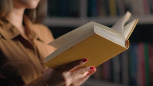 Primer Plano Irreconocible Chica Inteligente Estudiante Lectura Libro Cerca Estantería — Vídeo de stock