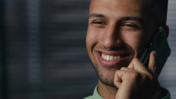 Nahaufnahme Junger Lächelnder Afrikanisch Amerikanischer Mann Telefoniert Drinnen Anrufbeantworter Spricht — Stockvideo