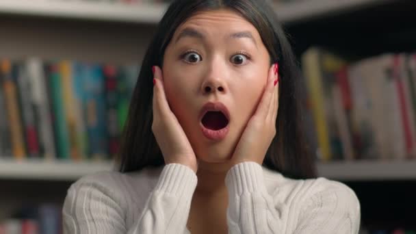 Primer Plano Sorprendido Joven Asiática Mujer Shock Con Miedo Expresión — Vídeos de Stock