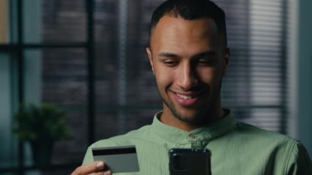 Glimlachende Jonge Afro Amerikaanse Man Binnenshuis Houden Credit Card Betalen — Stockvideo