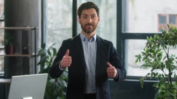 Щасливий Кавказький Чоловік Бізнесмен Підприємець Стоячи Офісі Показує Великі Пальці — стокове відео