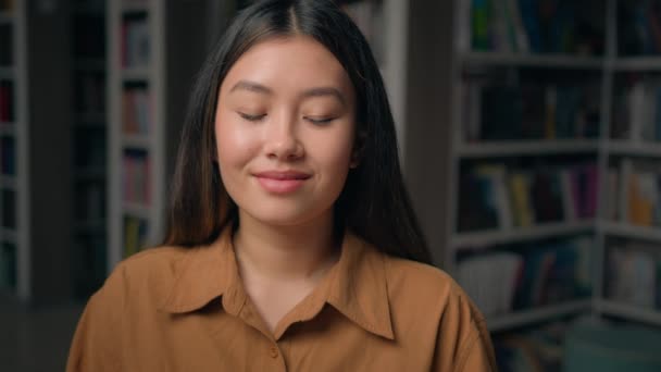 Close Happy Asian Young Woman Posing Library Looking Camera Girl — Vídeo de Stock