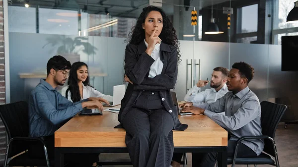 多文化従業員多民族労働者の同僚がブレインストーミングの背景を満たす仕事を考える役員室のテーブルオフィスの机の上に座っている女性の思いやりのあるビジネス女性Ceo — ストック写真