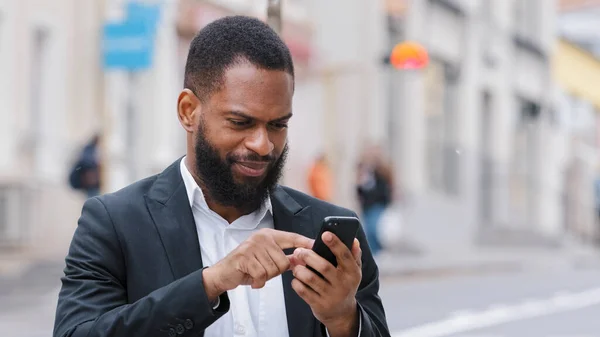 African American Bearded Man Holding Smartphone Looking Mobile Phone Screen — Zdjęcie stockowe