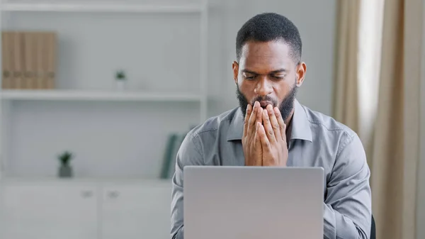 Empresario Africano Deprimido Frustrado Después Leer Malas Noticias Molesto Hombre — Foto de Stock