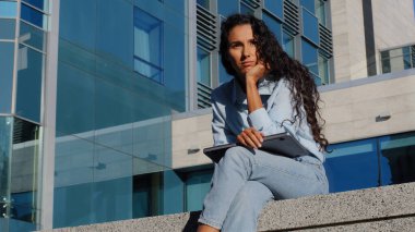 İş kadını portresi üzgün kullanıcı binanın arka planında oturan üzgün kız dizüstü bilgisayarını kaldırır sorun için endişelenerek başarısızlığı kaybeder bankanın çaresizlik stresinden kötü haber alır