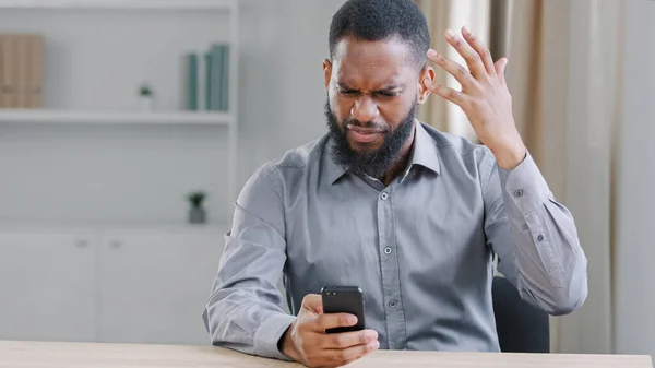 Stressad Galen Arg Afroamerikansk Etnisk Skäggig Man Med Mobiltelefon Läser — Stockfoto