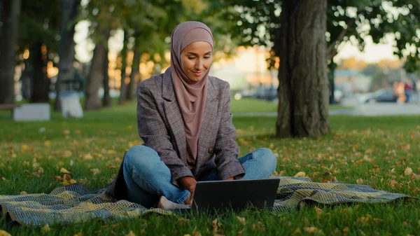 Musulmano Islamica Studentessa Etnica Hijab Lavoro Donna Lavoratrice Freelance Utilizza — Foto Stock