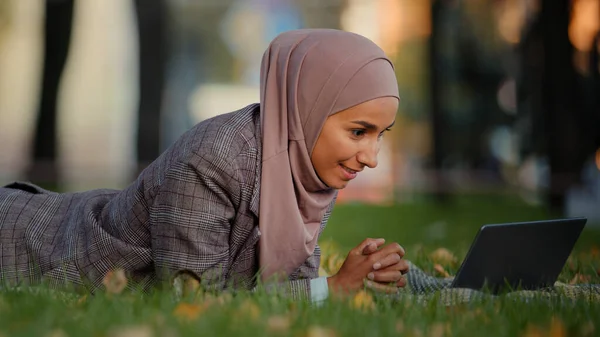 Etnica Musulmana Islamica Donna Affari Ragazza Hijab Donna Datore Lavoro — Foto Stock