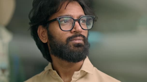 Pensive Allvarliga Manliga Ansikte Ser Avstånd Ämbetet Skäggig Indisk Affärsman — Stockvideo