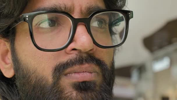 用远视的眼镜把严肃的男性沉思的眼睛闭上 满嘴胡须的阿拉伯商人认为 在眼镜面前 你应该站在一边 眼镜激光矫正眼科服务客户 — 图库视频影像