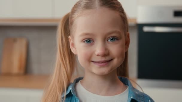 Κοντινό Πλάνο Πορτρέτο Καυκάσιος Αστείο Κοριτσάκι Χαμογελώντας Κοιτάζοντας Κάμερα Στο — Αρχείο Βίντεο