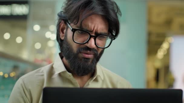 Stres Zdenerwowany Indyjski Muzułmanin Brodaty Człowiek Okularach Rozmowy Wideo Połączenie — Wideo stockowe