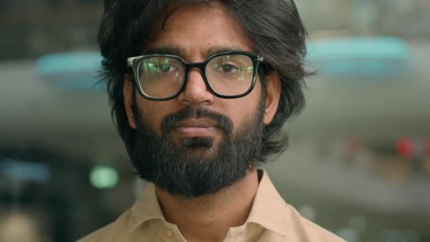 Porträt Eines Bärtigen Indischen Geschäftsmannes Amt Nahaufnahme Östlichen Männlichen Berufslehrer — Stockvideo
