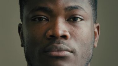 Yakın plan, Afrika kökenli Amerikalı etnik adam. Çok ırklı iş adamı. 30 'lu yaşlarda. Kameraya bakan, üzgün, mutsuz, üzgün, üzgün, insan yüzü endişeli, göz hastalıkları kliniğinde yatan erkek hasta.