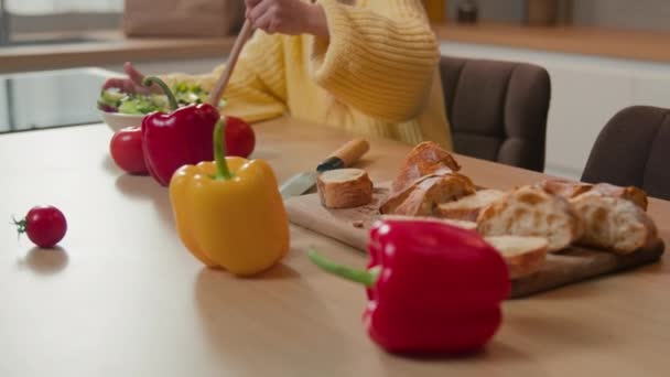 Movendo Tiro Menina Caucasiana Criança Cozinhar Legumes Salada Misturar Ingredientes — Vídeo de Stock