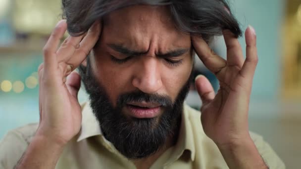 アラビア人ムスリム不幸な髭を生やした男不健康な男ビジネスマンストレスの多い幹部マッサージ寺院頭痛の種に苦しむヒスパニック系インド人男性片頭痛の痛みに苦しむ困難なビジネス — ストック動画
