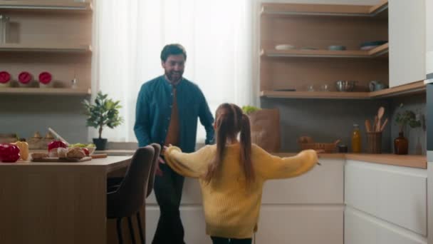 一个心事重重的男人站在厨房里 小女儿奔向爸爸 奔向爸爸 爸爸站了起来 旋转着可爱的孩子 旋转着的小女孩 抱着拥抱在怀里 白人家庭在家里的联系 — 图库视频影像