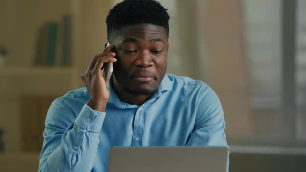 Αφροαμερικάνος Επιχειρηματίας Μεσήλικας Κάθεται Στο Γραφείο Στο Σπίτι Μιλώντας Κινητό — Αρχείο Βίντεο