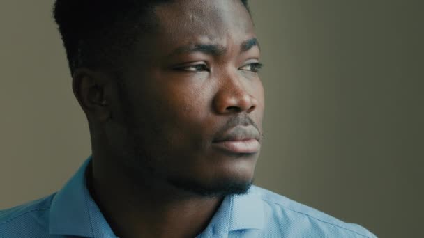 Afrikanische Mann Ethnischen Männlichen Blick Der Ferne Denken Idee Planung — Stockvideo