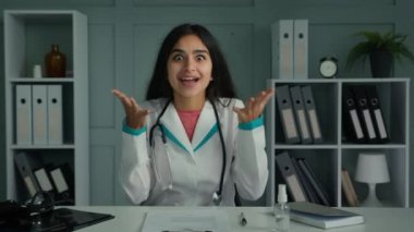 Webcam görüntüsü mutlu doktor kadın terapist pratisyen psikolog danışman hasta uzaktan profesyonel tıbbi iyi tavsiye duygusal jestler pozitif iletişim