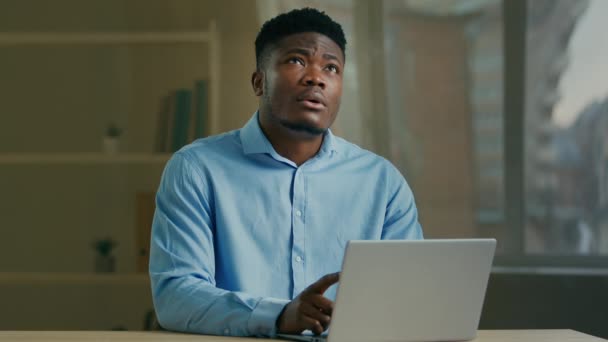 沉思的思维非洲裔美国人30多岁的商人在办公室工作雇员作家企业家创意设计师认为想法思考商业解决方案在笔记本电脑上的头脑风暴打字 — 图库视频影像
