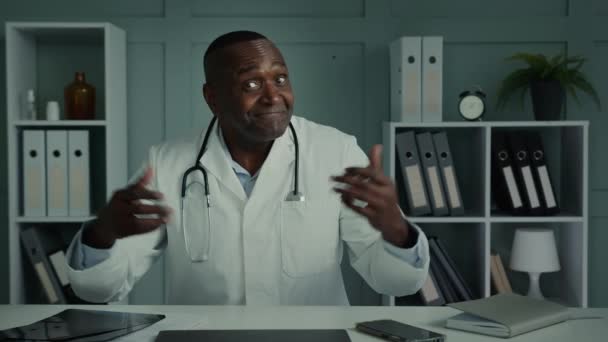 Doktor Man Yaşlı Afro Amerikan Tıp Uzmanı Hasta Ile Sanal — Stok video