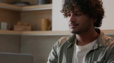 Memnuniyet duyulan Hintli bağımsız iş adamı evinden uzakta çalışıyor. Arap öğrenci bilgisayarlı daktilo ile çalışıyor internette internetten internetten yemek siparişi veriyor.