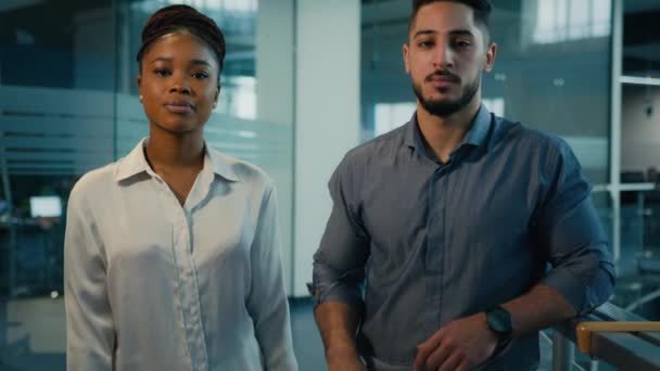 业务多样化的同事两个有信心的多种族同事在办公室摆出双手交叉的企业形象 非裔美国女商人和印度裔阿拉伯商人相互指责 — 图库视频影像