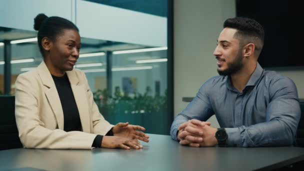 Arabski Indyjski Biznesmen Afroamerykanka Rozmawiają Biurze Pomyśle Projekt Siedząc Przy — Wideo stockowe