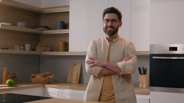Movimiento Tiro Adulto Hombre Caucásico Gafas Casa Cocina Moderna Posando — Vídeos de Stock