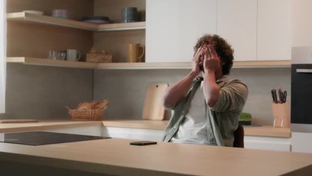 Preocupado Nervioso Indio Hombre Estrés Sentado Casa Cocina Frotando Los — Vídeos de Stock