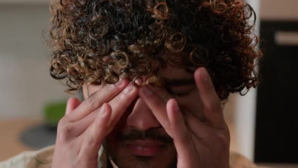 Close Indiase Ziek Moe Slaperige Man Met Krullend Haar Wrijven — Stockvideo