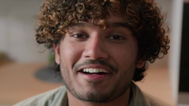 Gülümseyen Arap Sahibi Kıvırcık Saçlı Vlogcu Adam Mutfaktaki Kameraya Bakar — Stok video