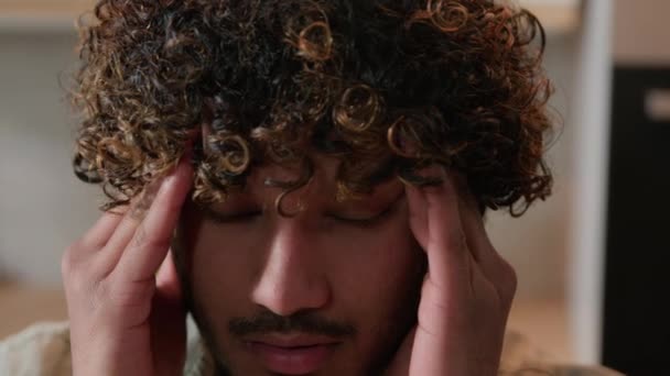 Närbild Sjuka Trött Arabiska Manliga Massage Tempel Smärtsamma Huvud Migrän — Stockvideo