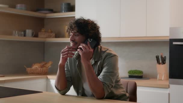 Movimiento Tiro Riendo Sonriente Alegre Indio Hombre Hablando Teléfono Cocina — Vídeos de Stock