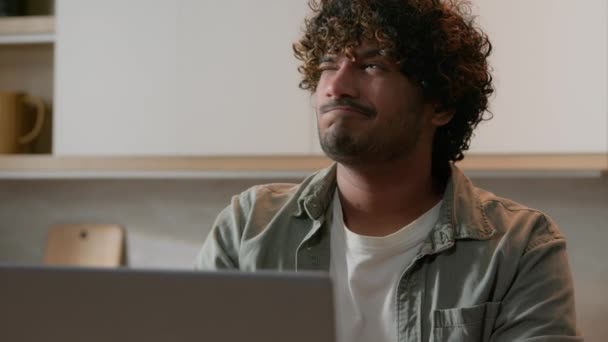 Pensive Etnische Man Met Krullend Haar Denken Idee Typen Laptop — Stockvideo