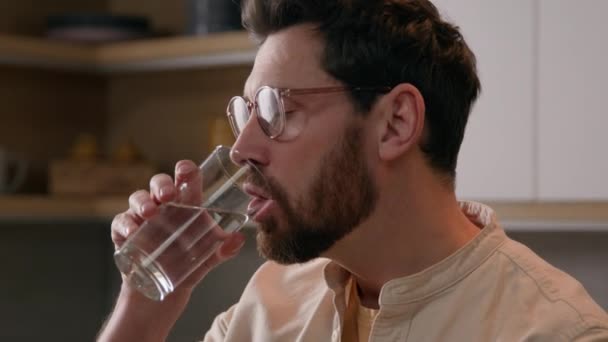 Close Kaukasische Man Huiseigenaar Keuken Thuis Drinken Glas Water Dertig — Stockvideo