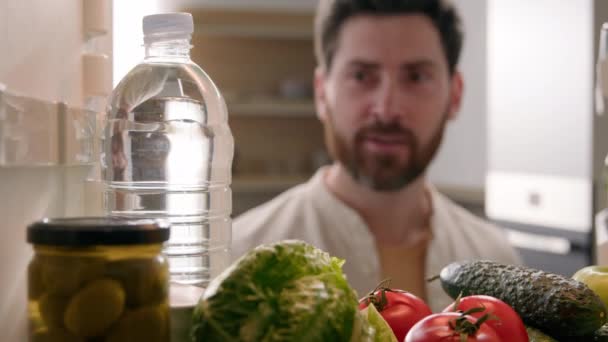 視点ハメ撮り内部冷蔵庫白人男性住宅所有者ベジタリアン男オープン冷蔵庫で製品野菜とキッチンでボトルを取り出し冷たい水を飲むリフレッシュドリンク — ストック動画