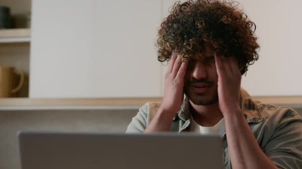 Hombre Árabe Cansado Agotado Con Computadora Trabajo Negocios Distante Casa — Vídeo de stock