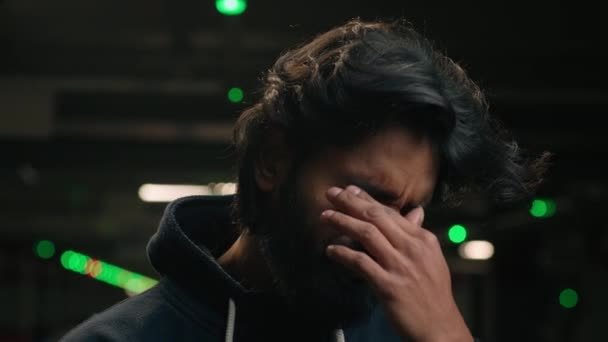 Закритий Чоловік Бородатий Індійськими Бізнесмен Знімає Окуляри Масажуючи Сухі Сверблячі — стокове відео