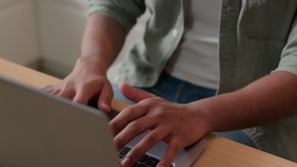 Przenoszenie Strzał Męskie Ręce Wpisując Laptop Klawiatura Indyjski Biznesmen Pracuje — Wideo stockowe