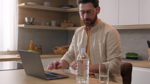 Caucazian Laptop Lucru Domiciliu Freelancer Afaceri Lucrează Distanță Bucătărie Treizeci — Videoclip de stoc
