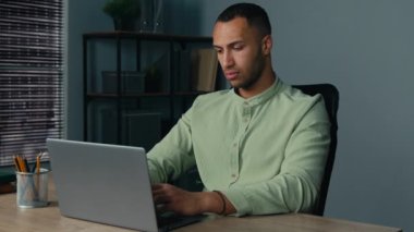 Genç Afro-Amerikalı iş adamı dizüstü bilgisayarla yazma projesi üzerinde çalışıyor. Düşünceli odaklı bir adam. Uzağa bak ve ilham arıyor.